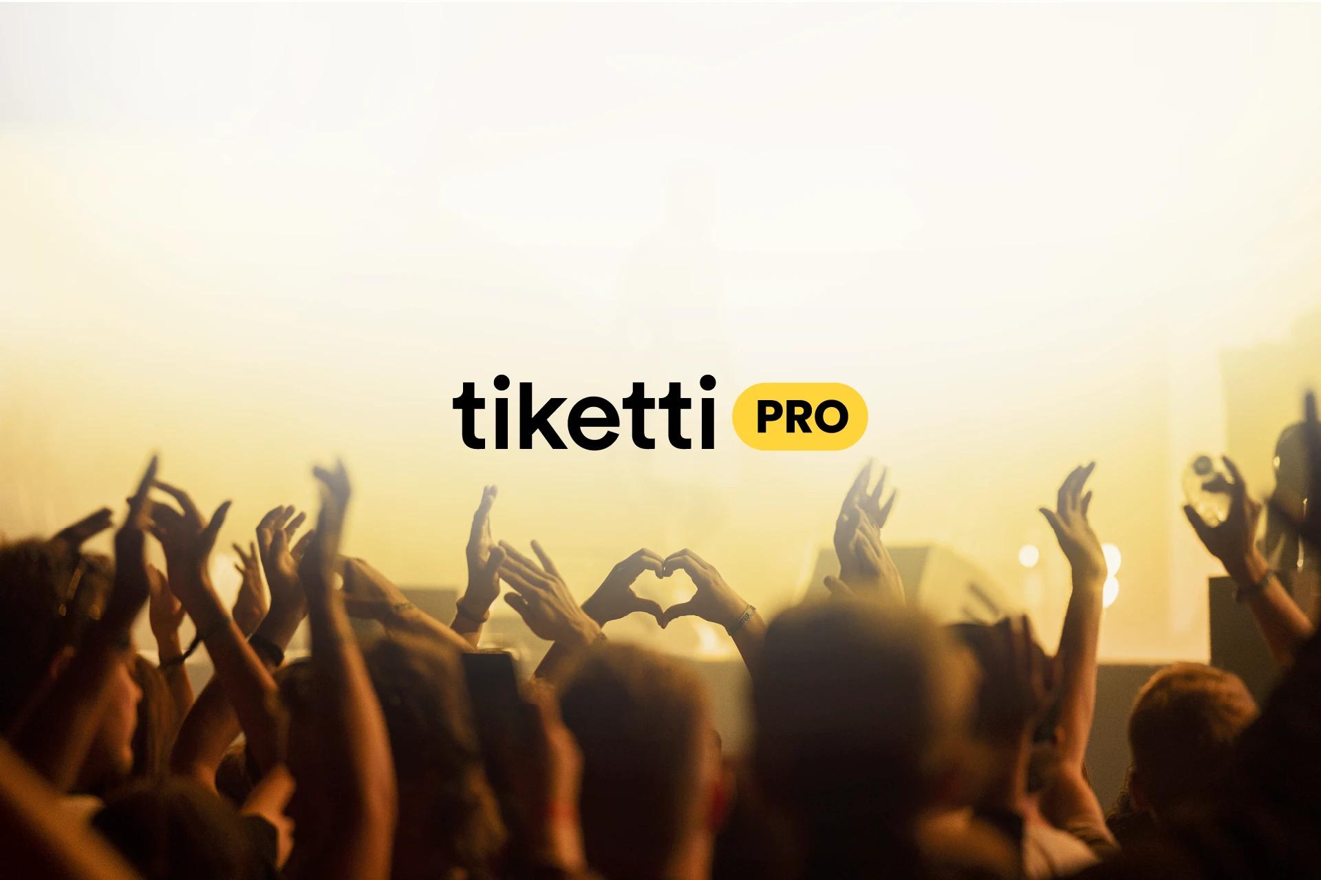 Yleisön kädet ilmassa konsertissa, tikettipro logo