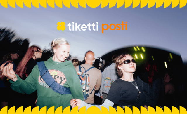 Tiketti ja Omaposti logot tapahtumakuvassa