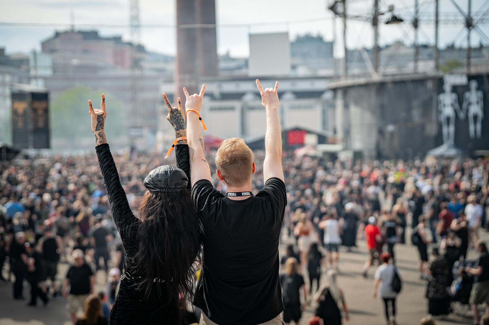 kaksi henkilöä tuska festivaalilla
