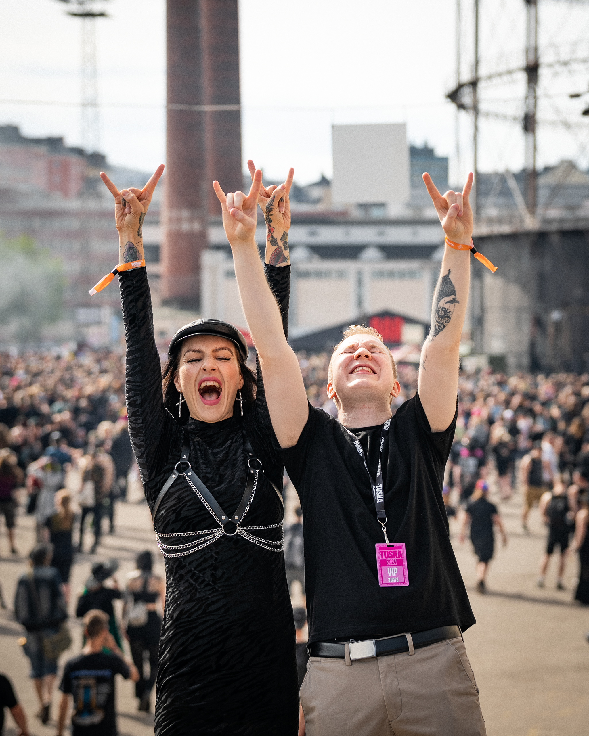 Kaksi festivaalikävijää yleisön joukossa