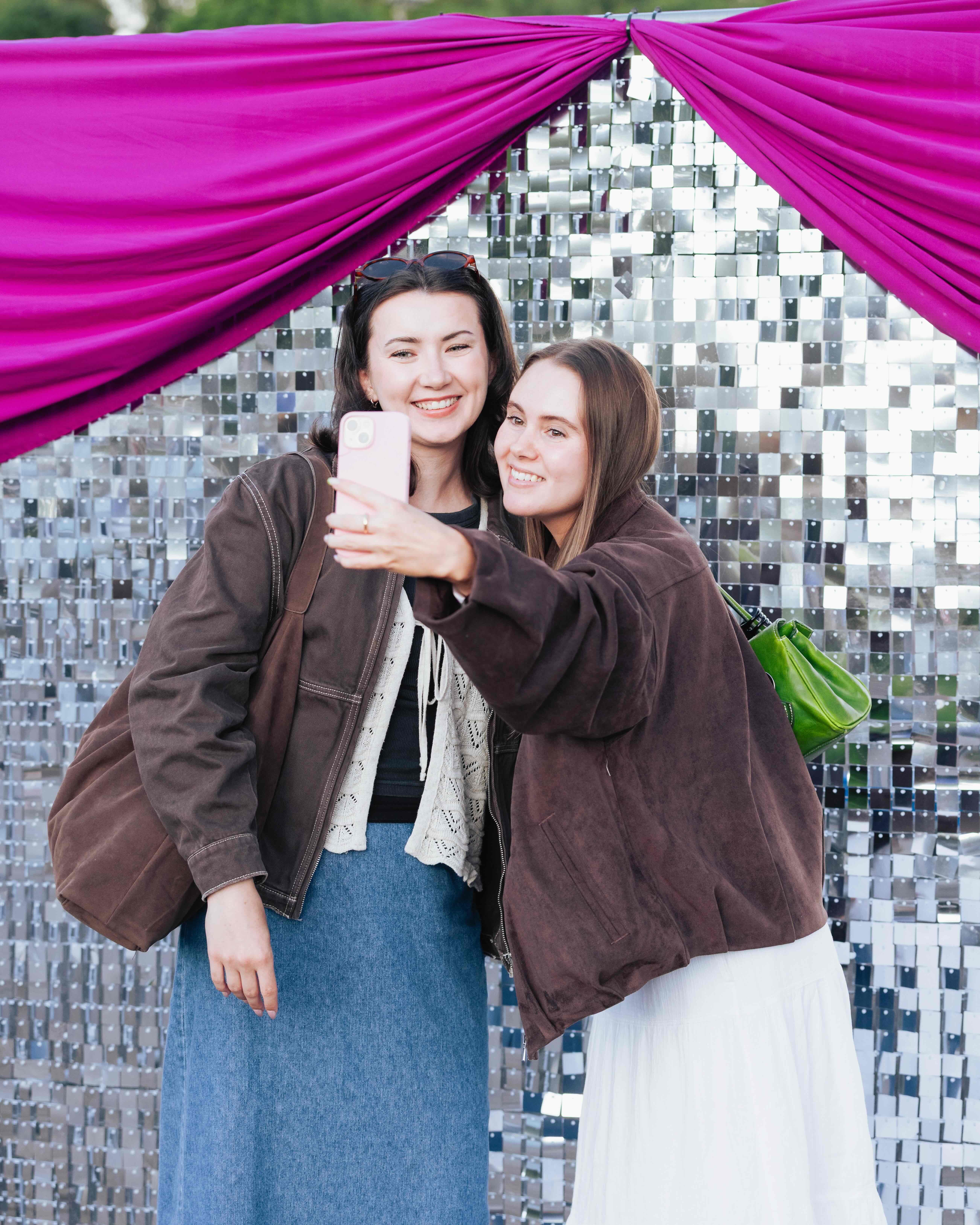 kaksi henkilöä ottamassa selfietä