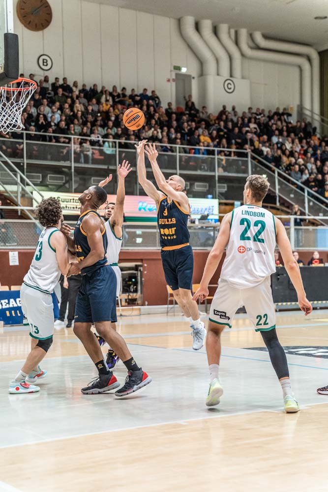 kaksi koripallojoukkuetta pelaamassa