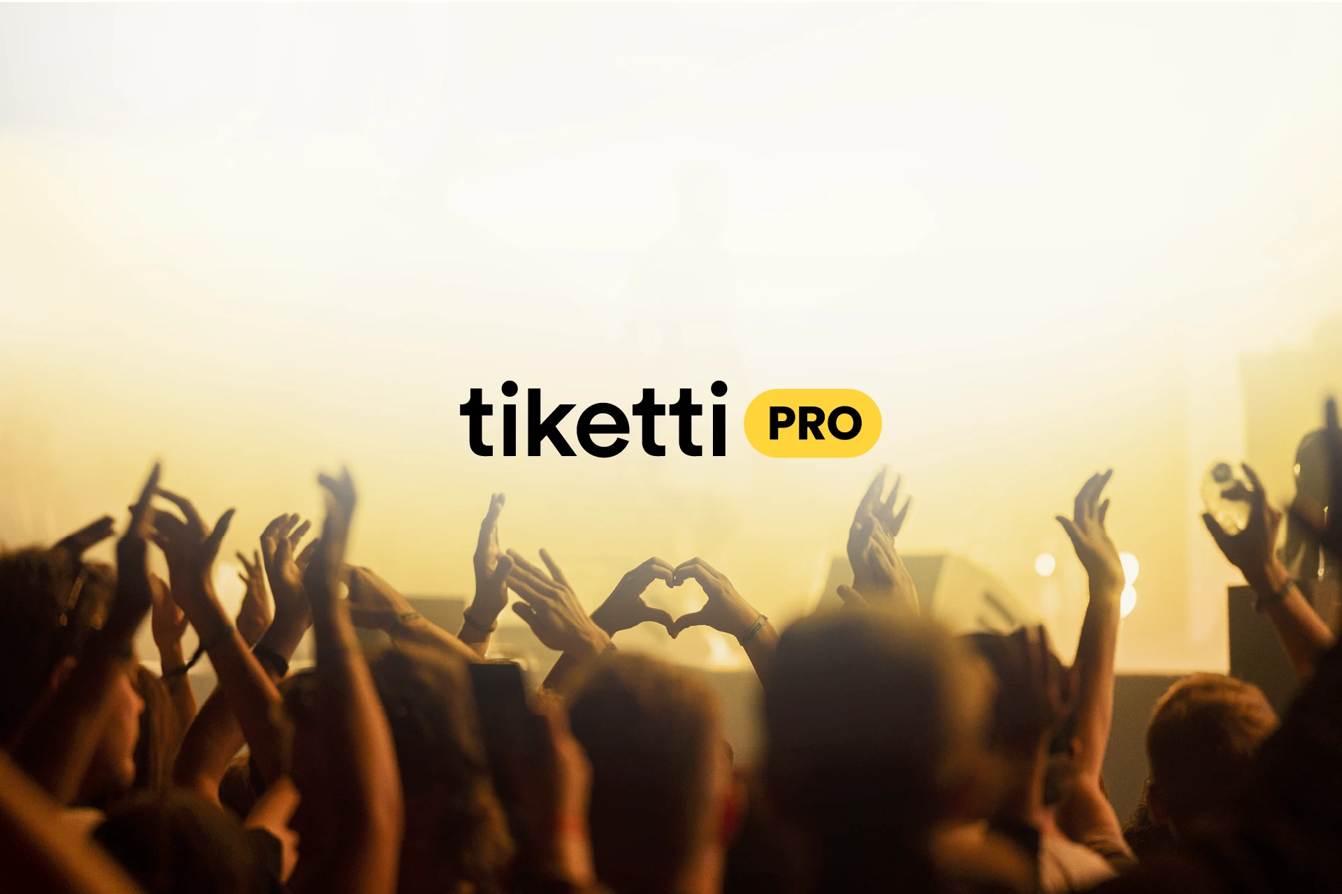 Yleisön kädet ilmassa konsertissa, tikettipro logo
