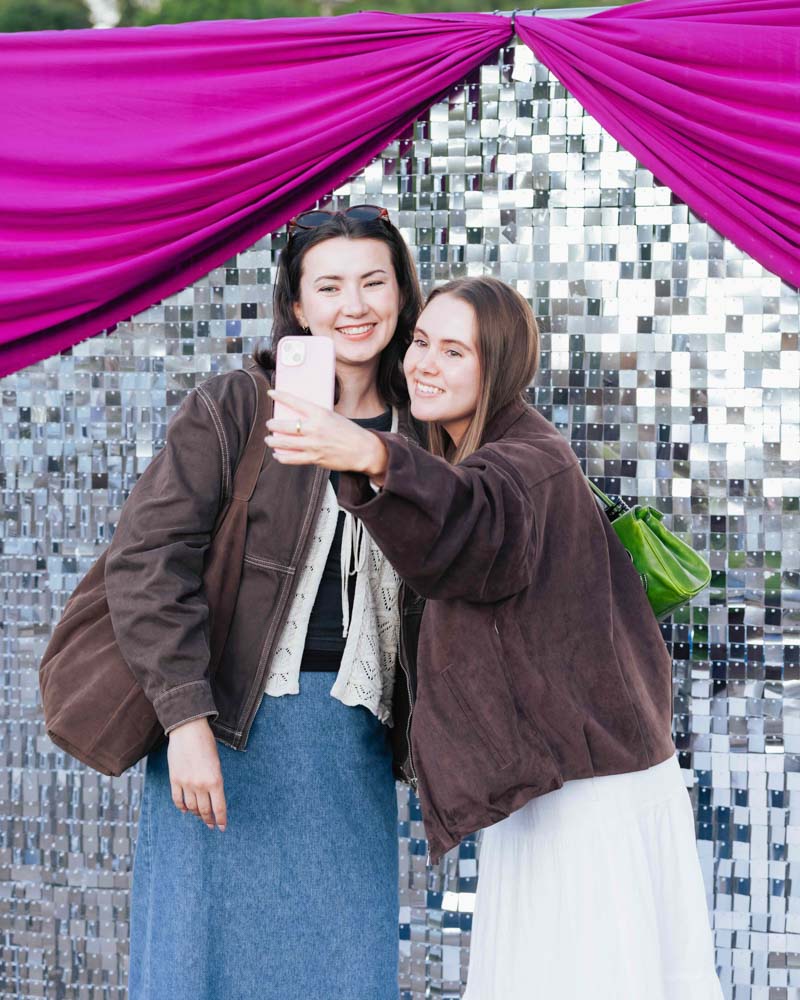 kaksi henkilöä ottamassa selfietä