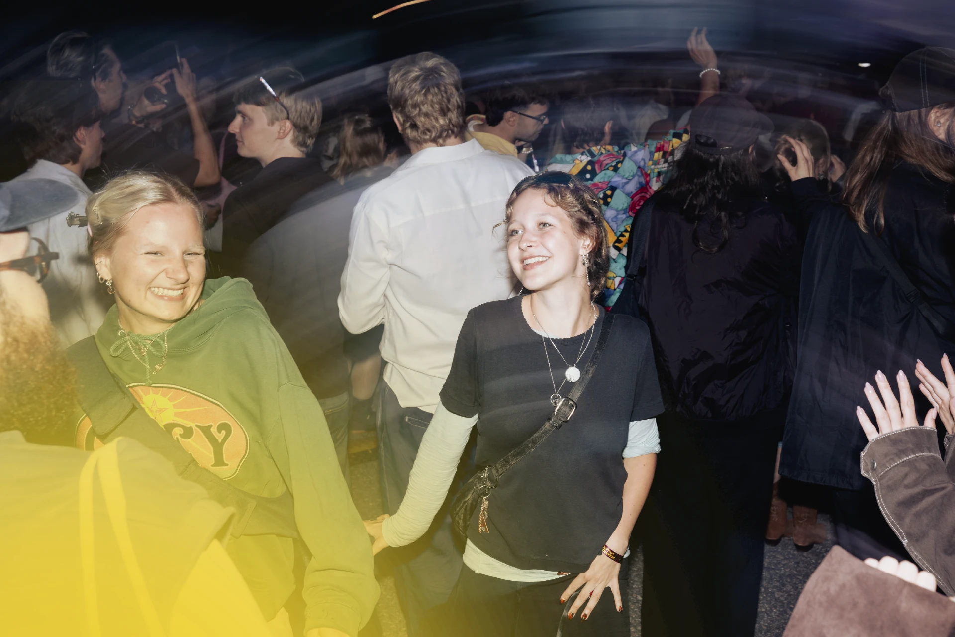 Konserttiyleisöä esiintymislavan edessä