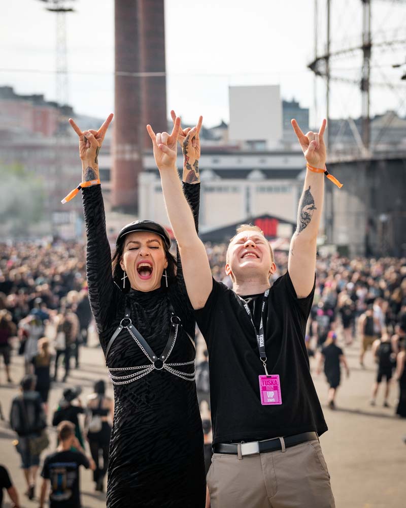 Kaksi festivaalikävijää yleisön joukossa
